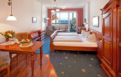 Postel nebo postele na pokoji v ubytování Hotel Stranddistel Rügen