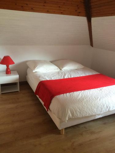 サン・マロにあるrésidence fleurieのベッドルーム(白いベッド1台、赤い毛布付)