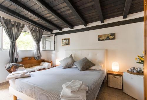 Un dormitorio con una cama grande y una ventana en Appia Antica Cottage, en Roma