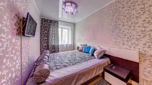 a bedroom with a bed in a room at Апартаменты ИннХоум с джакузи у БД Спиридонов in Chelyabinsk