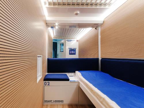 um pequeno quarto com uma cama e uma caixa em Resting Pods - ZzzleepandGo BGH Bergamo Hospital em Bérgamo