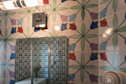 a bathroom with a floral patterned wall at Dulce Mare in Salerno