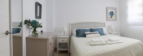 Postel nebo postele na pokoji v ubytování Villa La Caleta