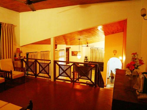 a living room with a living roomasteryasteryasteryasteryasteryasteryasteryasteryastery at Galle Rest Home in Galle