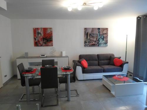 un salon avec un canapé et une table dans l'établissement Promenade Gambetta, à Nice