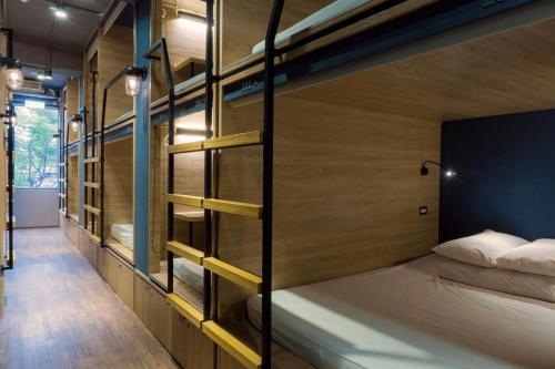 台北的住宿－東門3號膠囊旅店，带两张双层床的客房和走廊