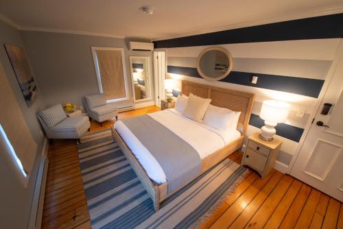 Кровать или кровати в номере Town & Tide Inn