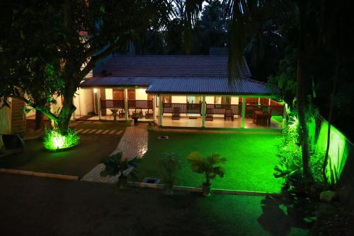 Bazén v ubytování Vishmee Holiday Inn nebo v jeho okolí