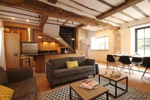 un salon avec un canapé et une table dans l'établissement Gite de la Coispillière, à Ceton