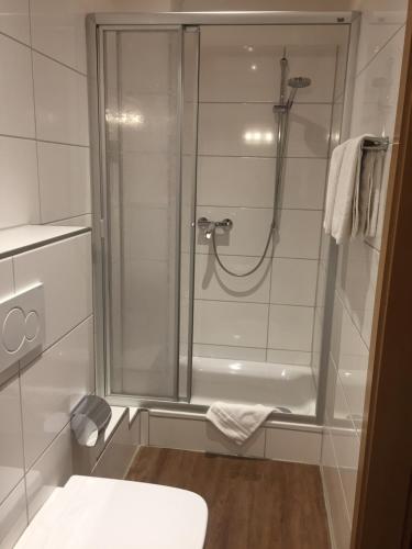 a bathroom with a shower and a toilet at Ferienwohnungen & Apartments Schulte in Bad Salzuflen