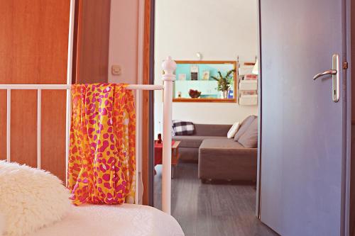 una camera da letto con un letto e un soggiorno con un divano di Apartment Like Home a Gradac (Grado)