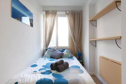 カンヌにあるPerfect 3 bedroom Cannes Center - Close Croisetteのベッドルーム1室(青い花のベッド1台付)
