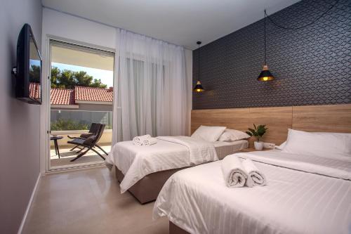 En eller flere senge i et værelse på Villa Filip