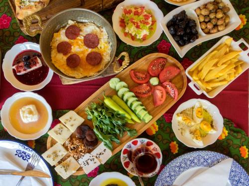 un tavolo apparecchiato con tanti tipi diversi di cibo di Yeni Gelin Evi a Birgi