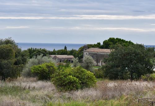 an old house in the middle of a field at Casa Aci GioJa in Aci Catena