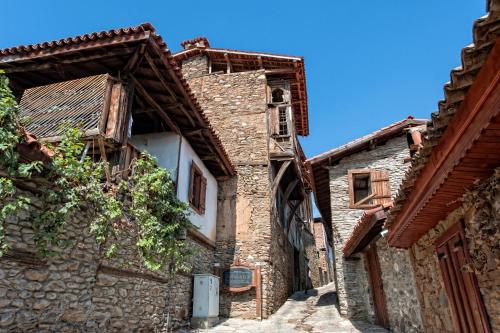 eine Gasse in einem alten Steingebäude in der Unterkunft Yeni Gelin Evi in Birgi