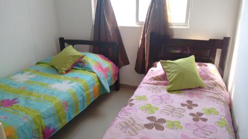2 camas en una habitación pequeña con sidx sidx sidx sidx sidx sidx en Espacio 56 Apartamento, en Santa Marta