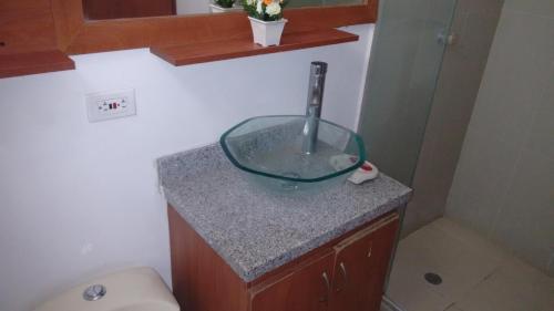 lavabo en el baño con una encimera de cristal en Espacio 56 Apartamento, en Santa Marta