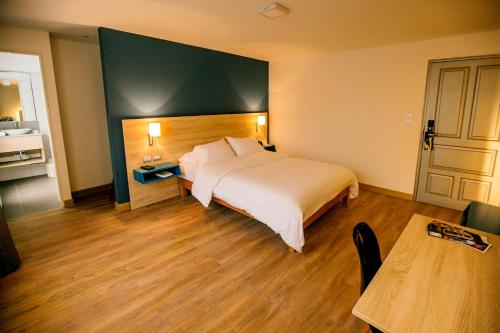 a hotel room with a bed and a table at Daniel's Apart Hotel in Lima