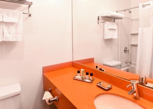 Kylpyhuone majoituspaikassa The Tangerine - a Burbank Hotel