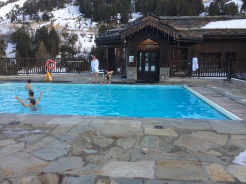 un groupe de personnes jouant dans une piscine dans l'établissement Arc 1950 - derniére étage, à Arc 1950