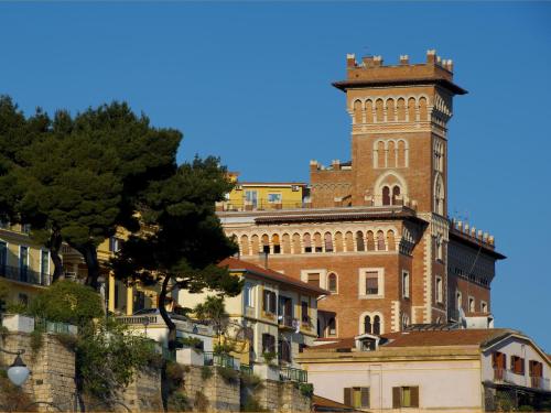 un edificio alto de ladrillo con una torre de reloj en la parte superior en Barone Bed and Breakfast, en Salerno