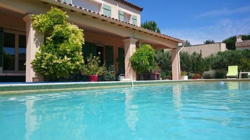 Villa des Cigalesの敷地内または近くにあるプール