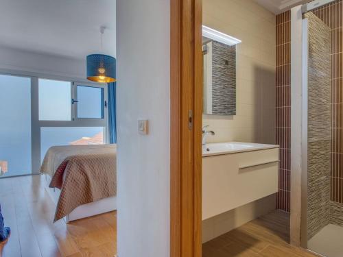 łazienka z umywalką i łóżkiem w pokoju w obiekcie Exclusive villa!! Heated pool !! PRICE Luxury Villa Puerto De la Cruz w mieście Santa Úrsula