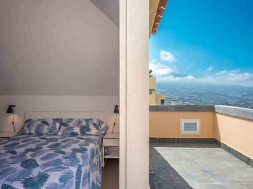 sypialnia z łóżkiem i balkonem z widokiem w obiekcie Exclusive villa!! Heated pool !! PRICE Luxury Villa Puerto De la Cruz w mieście Santa Úrsula