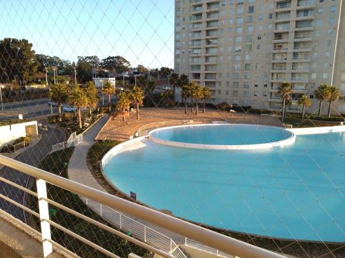 an empty swimming pool behind a chain link fence at Condominio Laguna Vista Camino Casablanca 788 Algarrobo in Algarrobo
