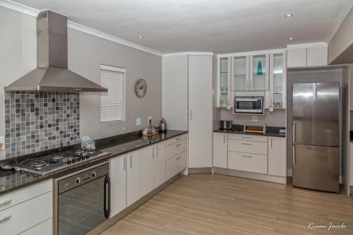 Кухня или мини-кухня в Ons C-Huis - Gansbaai Seafront Accommodation, back-up power
