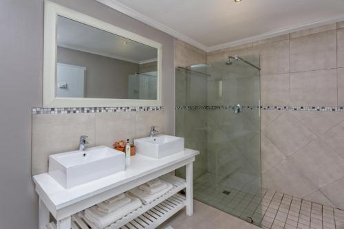 Ванная комната в Ons C-Huis - Gansbaai Seafront Accommodation, back-up power