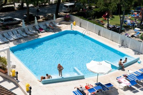 an overhead view of a swimming pool with people in it at Hotel Bristol in Lignano Sabbiadoro
