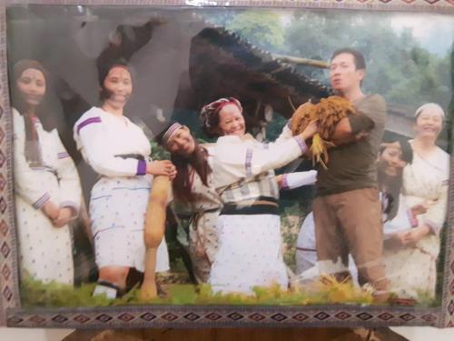 a picture of a group of people on a cake at Dai Yi Shia B&B in Fushi