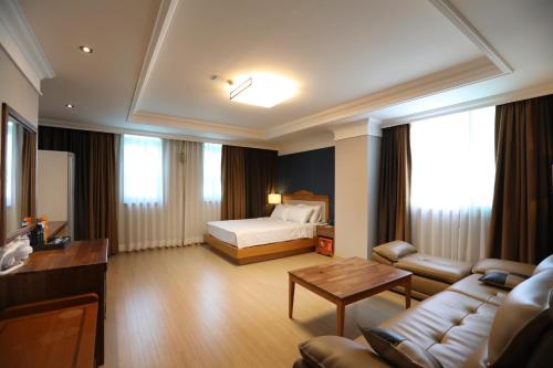 Postel nebo postele na pokoji v ubytování Gwangju Empire Hotel