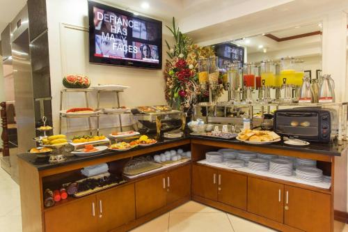 un buffet in un ristorante con cibo in esposizione di Golden Legend Palace Hotel a Hanoi