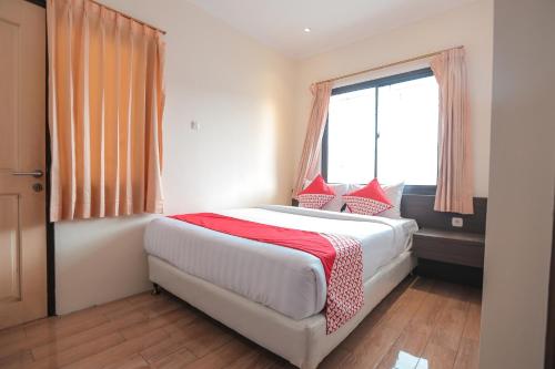 Tempat tidur dalam kamar di SUPER OYO Capital O 141 Fatmawati Cozy Residence
