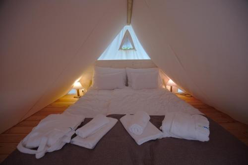 a bedroom with a bed in a tent at Glamping Sun Valley Bioterme in Mala Nedelja