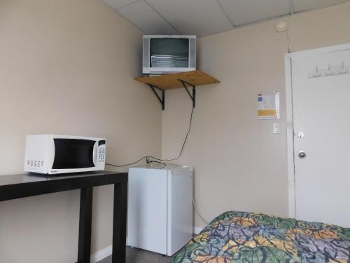 TV a/nebo společenská místnost v ubytování Manitou Hotel