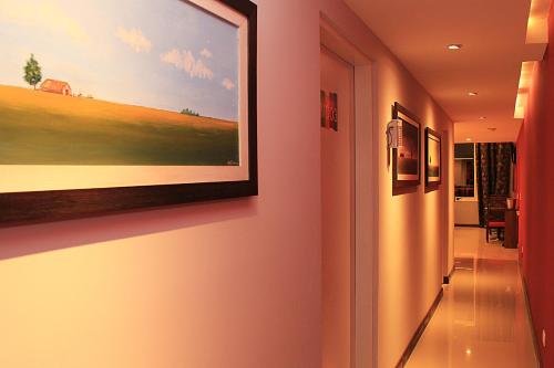 a hallway with a painting on the wall at 1412 Hotel Boutique in Rosario