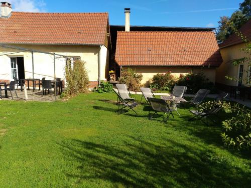 a yard with chairs and a table and a house at Arrest-en-Baie in Arrest