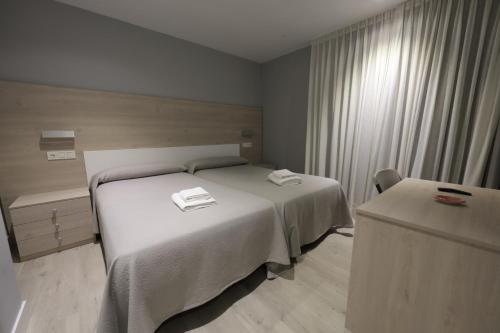 une chambre d'hôtel avec un lit et une table dans l'établissement Hotel Goizalde, à Sopelana