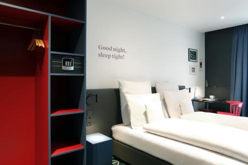 Een bed of bedden in een kamer bij sander Hotel