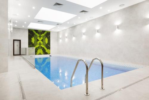 a swimming pool in a building with a swimming pool at Roxen Hotel&Spa in Chişinău