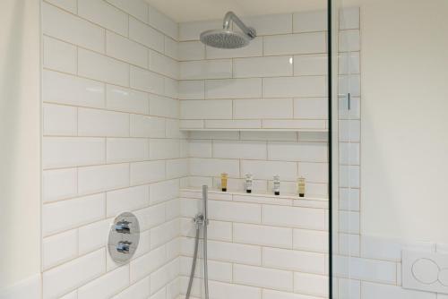 アムステルダムにあるTWENTY FIVE Roomsのバスルーム(白い地下鉄タイル張りのシャワー付)