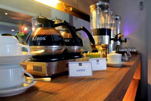 Příslušenství pro přípravu čaje a kávy v ubytování Kyriad Arra Hotel Cepu