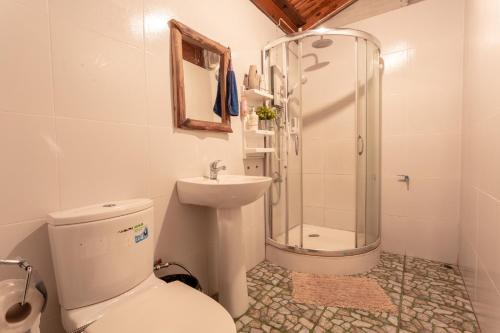 Koupelna v ubytování Athithara Homestay