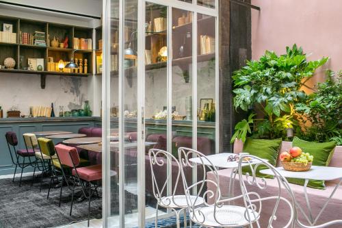 - un restaurant avec des tables et des chaises dans une salle dans l'établissement La Planque Hotel, à Paris