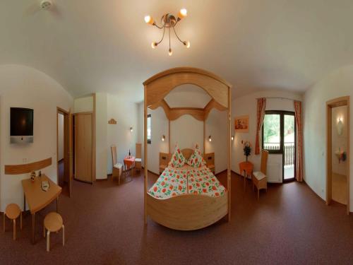 1 dormitorio con 1 cama grande en una habitación en Moselhotel Waldeck, en Burgen