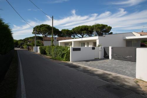 a house with a white fence and a driveway at Maribeach in Cavallino-Treporti